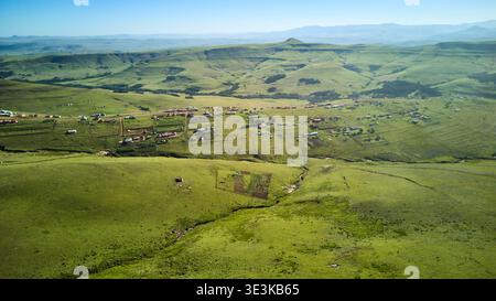 Malerische Ländliche Landschaft. Weitläufiger Blick Auf Üppiges Ackerland Und Entfernte Siedlungen Unter Sonnenlicht Stockfoto