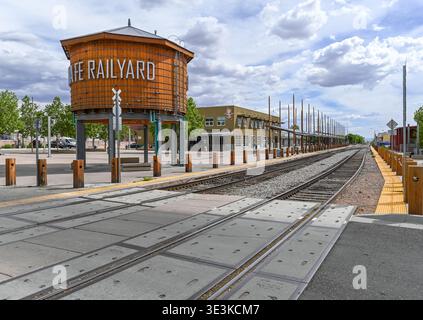 Santa Fe, Vereinigte Staaten - 03. Juni 2021: Blick auf den Wasserturm der Santa Fe Railyard, der ein warmes, rustikales Leuchten im kühlen Blau der New Mexico's ausstrahlt Stockfoto