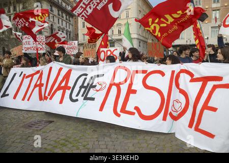 Rom, Rom: Die Befürworter des "Nein" im Referendum brechen vor Freude aus. Die Piazza Barberini füllte sich für die Demonstration, die vom CGIL (italienischer Gewerkschaftsbund) einberufen wurde, um den Sieg der Abstimmung gegen die Justizreform zu feiern. Stockfoto
