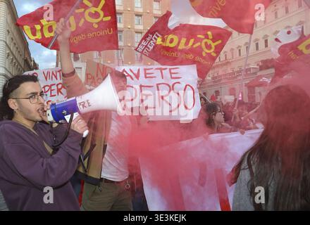 Rom, Rom: Die Befürworter des "Nein" im Referendum brechen vor Freude aus. Die Piazza Barberini füllte sich für die Demonstration, die vom CGIL (italienischer Gewerkschaftsbund) einberufen wurde, um den Sieg der Abstimmung gegen die Justizreform zu feiern. Stockfoto