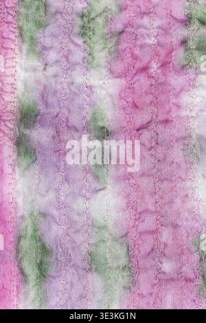 Handbemalter Stoff aus Seide in Rosa und Grün mit Stickerei auf Textil Stockfoto