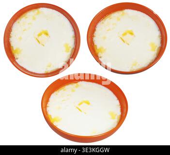 Set Grießbrei mit schmelzender Butter in einzelnen Schüsseln auf weißem Hintergrund Stockfoto