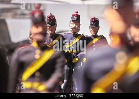 Das Bild zeigt eine Sammlung von Spielzeugsoldaten in historischen Militäruniformen. In der Mitte und im Hintergrund befinden sich drei Figuren Stockfoto