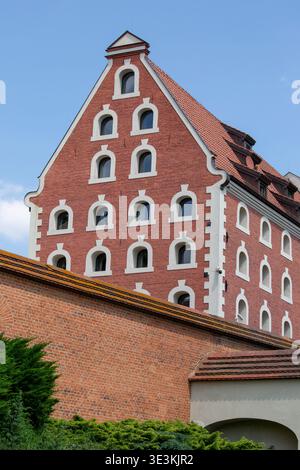 Torun, Polen - 27. Juni 2020: Dekorative Fassade der alten Kornkammer und der alten Stadtmauer Stockfoto