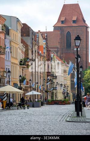 Torun, Polen - 27. Juni 2020: Blick vom Altstädter Ring auf die Zeglarska-Straße und die Kathedrale von Torun Stockfoto