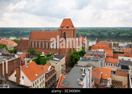 Torun, Polen - 27. Juni 2020: Luftaufnahme der Stadt von der Spitze des Rathausturms der gotischen Kathedrale von Torun Stockfoto