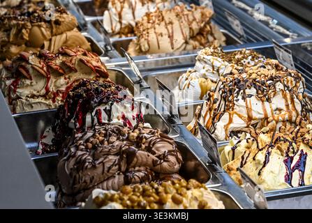 Berlin, Deutschland. März 2026. Verschiedene Eissorten werden in der Eisdiele Caffe e Gelato am Potsdamer Platz angeboten. Quelle: Jens Kalaene/dpa/Alamy Live News Stockfoto