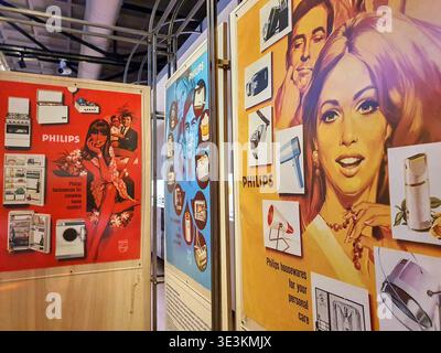 Drei klassische Philips Werbetoster aus der Mitte des 20. Jahrhunderts in einer Innenausstellung. Das linke Poster ist rot Stockfoto