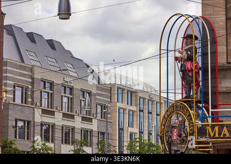 Außenansicht des Madame Tussauds Wachsmuseum-Eingangs in Amsterdam, Niederlande, mit einer großen mechanischen Figur eines Mannes in Niederländisch des 17. Jahrhunderts Stockfoto