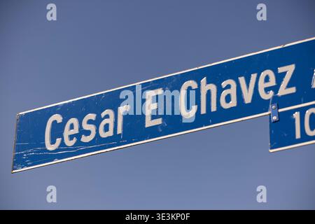 Los Angeles, Kalifornien, USA - 23. März 2026: Ein Straßenschild, das zu Ehren von Cesar E Chavez benannt ist, hängt über einer Straße in der Innenstadt. Stockfoto
