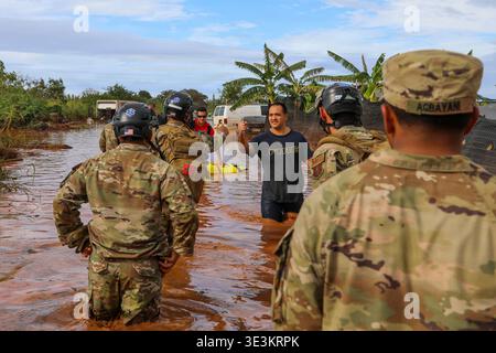 Oahu, Vereinigte Staaten Von Amerika. März 2026. Oahu, Vereinigte Staaten von Amerika. 22. März 2026. Mitglieder der hawaiianischen Nationalgarde unterstützen Ersthelfer bei der Suche und Erholung in Hochwasser auf Oahu Island am 21. März 2026 in Waialua, Hawaii. Überschwemmungen, die durch einen „Kona-Tiefsturm“ verursacht wurden, haben Schäden in Höhe von mehr als einer Milliarde Dollar verursacht und dazu geführt, dass Tausende die Region evakuiert haben. Quelle: SPC. Daniel Barcenas/USA Army Photo/Alamy Live News Stockfoto
