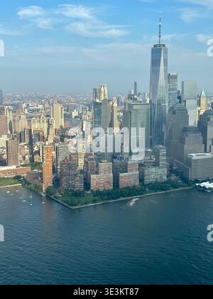 Aus der Vogelperspektive auf Manhattan mit der berühmten Skyline von New York City, den Wolkenkratzern und der urbanen Landschaft. Stockfoto