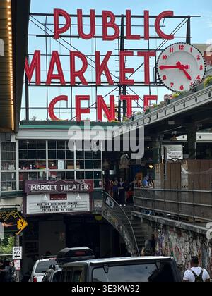 Nahaufnahme des legendären Public Market Center-Schilds auf dem Dach des Pike Place Market in Seattle, Washington. Stockfoto