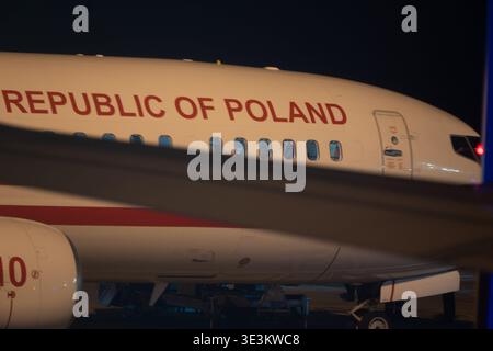 Budapest, Ungarn. März 2026. Präsident Karol Nawrocki (ganz links, Gesten) wird in einem Regierungsflugzeug gesehen, das nach seiner vidit mit Premierminister Viktor Orban am 23. März 2026 in Budapest, Ungarn, auf den Abflug nach Warschau wartet. (Foto: Jaap Arriens/SIPA USA) Credit: SIPA USA/Alamy Live News Stockfoto