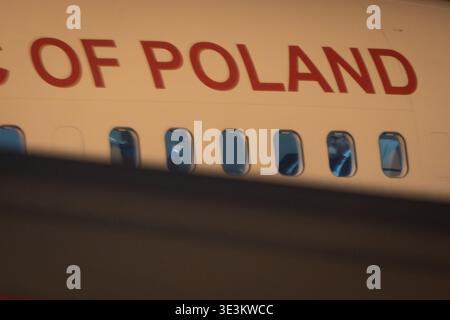Budapest, Ungarn. März 2026. Präsident Karol Nawrocki (ganz links, Gesten) wird in einem Regierungsflugzeug gesehen, das nach seiner vidit mit Premierminister Viktor Orban am 23. März 2026 in Budapest, Ungarn, auf den Abflug nach Warschau wartet. (Foto: Jaap Arriens/SIPA USA) Credit: SIPA USA/Alamy Live News Stockfoto