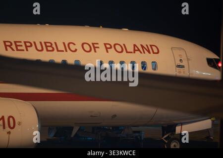 Budapest, Ungarn. März 2026. Präsident Karol Nawrocki (ganz links, Gesten) wird in einem Regierungsflugzeug gesehen, das nach seiner vidit mit Premierminister Viktor Orban am 23. März 2026 in Budapest, Ungarn, auf den Abflug nach Warschau wartet. (Foto: Jaap Arriens/SIPA USA) Credit: SIPA USA/Alamy Live News Stockfoto
