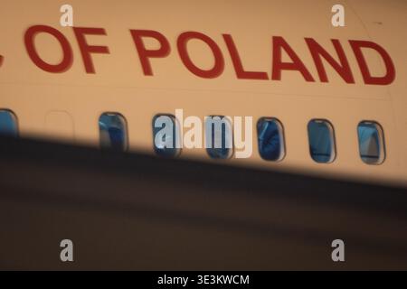 Budapest, Ungarn. März 2026. Präsident Karol Nawrocki (ganz links, Gesten) wird in einem Regierungsflugzeug gesehen, das nach seiner vidit mit Premierminister Viktor Orban am 23. März 2026 in Budapest, Ungarn, auf den Abflug nach Warschau wartet. (Foto: Jaap Arriens/SIPA USA) Credit: SIPA USA/Alamy Live News Stockfoto