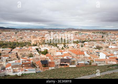 Consuegra ist 80 km von Ciudad Real und 60 km von Toledo entfernt. Consuegra liegt in der Region La Mancha, die für ihre ausgedehnten Trockenebenen, Weinberge und Weinberge bekannt ist Stockfoto