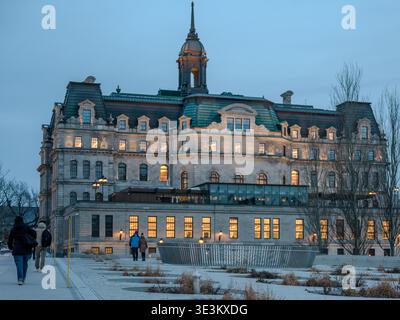 Montreal City Hall Rückansicht beleuchtet bei Nacht in Old Montreal, Quebec, Kanada, mit historischer Architektur des Zweiten Reiches in der Nähe des alten Hafens Stockfoto