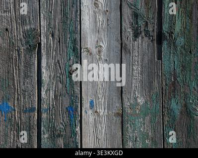 Rustikale Holzbretter mit mehrschichtiger Farberosion, perfekt für Vintage- oder Bauernhäuser. Stockfoto