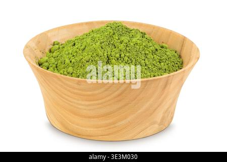 Grünes Matcha-Pulver in Holzschale und Löffel isoliert auf weißem Hintergrund Stockfoto