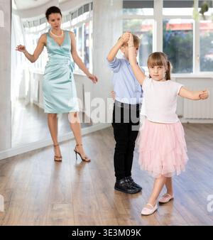 Tween-Tänzerinnen, Mädchen und Jungen üben Walzer im Tanzstudio Stockfoto