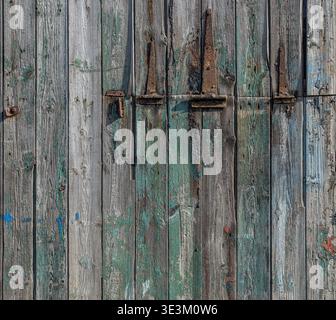 Eine Distress-Holzoberfläche mit abblätternder Farbe in sanften Türkistönen, ideal für Designzwecke. Stockfoto