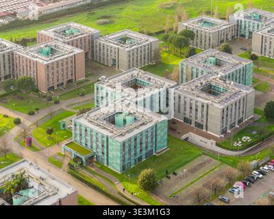 Aus der Vogelperspektive symmetrische Gebäude mit lebhaften grünen Dächern und gepflegten Rasenflächen schaffen eine gemusterte Landschaft, Rom, Latium, Italien. Stockfoto