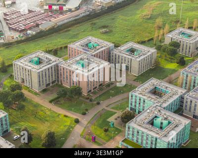 Aus der Vogelperspektive symmetrische Gebäude inmitten des grünen Grases und der Wege, Rom, Latium, Italien. Stockfoto