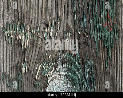 Rustikale Holzbretter mit mehrschichtiger Farberosion, perfekt für Vintage- oder Bauernhäuser. Stockfoto