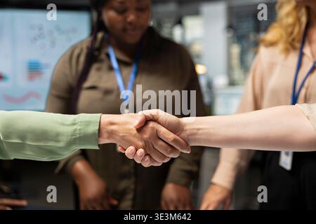 Nahaufnahme von Geschäftsmanagern, die sich gegenseitig willkommen heißen, erfolgreiche Partnerschaft, um die Erreichung der Ziele und eine globale Unternehmensentwicklung zu gewährleisten. Produktivität. Stockfoto
