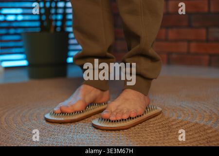 Mann, der zu Hause auf Sadhu-Brettern steht, Nahaufnahme Stockfoto