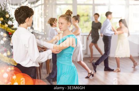 Junge und Mädchen tanzen Walzer im Studio Stockfoto