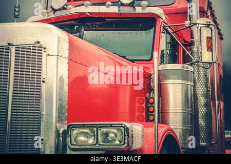 Ein roter Lkw steht im Regen mit Wassertropfen auf der Oberfläche. Stockfoto