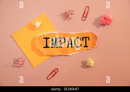 Text MIT POSITIVER AUSWIRKUNG auf klebrigem Hintergrund. Stockfoto