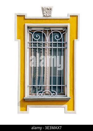 Fenster im Jugendstilstil des frühen 20. Jahrhunderts, geschützt durch ornamentale schmiedeeiserne Gitter mit Scrollmotiven, verziert mit gelb bemalten Rahmen f Stockfoto