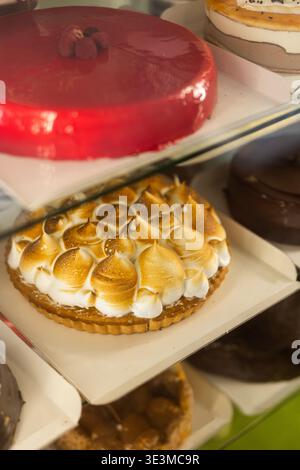 Nahaufnahme verschiedener köstlicher süßer Kuchen und Gebäck in Bäckerei Vitrine Stockfoto