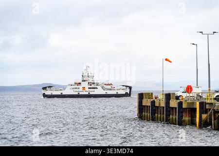 Caledonian MacBrayne Autofähre MV Loch Shira Segeln von Largs nach Cumbrae auf dem Firth of Clyde, Ayrshire, Schottland, Großbritannien Stockfoto