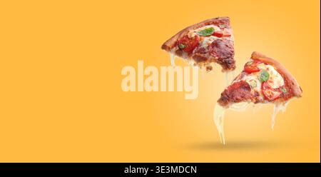 Leckere Pizzascheiben mit dehnbaren Käsesaiten in Luft auf orangem Hintergrund. Bannerdesign mit Platz für Text Stockfoto