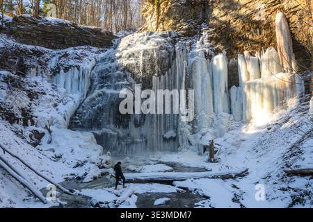 Die Tiffany Falls in Ontario, Kanada, werden im Winter erfasst und bieten einen atemberaubenden Blick auf den teilweise gefrorenen Wasserfall. Stockfoto