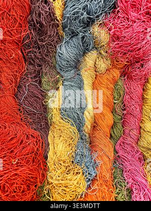 Fäden aus Seidengarn verheddern sich in einem Schaufenster. Stockfoto