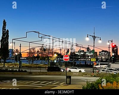 Ein Blick über den West Side Freeway in New York bei Sonnenuntergang mit New Jersey am Horizont. Stockfoto