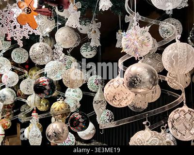 Eine Sammlung von Weihnachtsbaumschmuck ist auf einem Weihnachtsmarkt im Freien in Wien zu sehen. Stockfoto