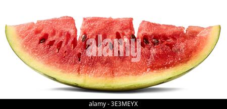 Gekrümmtes Stück Wassermelone isolierter weißer Hintergrund, rotes Fleisch mit schwarzen Samen, Seitenansicht mit Schatten Stockfoto