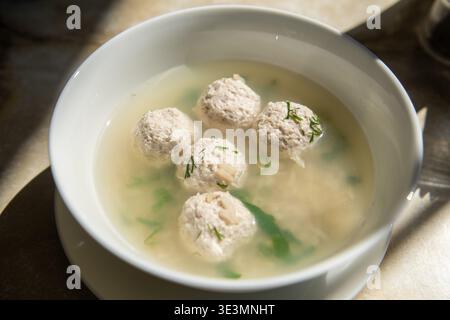 Traditionelle Bouillonsuppe mit Fleischbällchen in Russland. Stockfoto