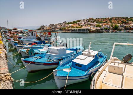 Fischerboote legten an einem Pier in einer kleinen Stadt Elounda auf Kreta an Stockfoto