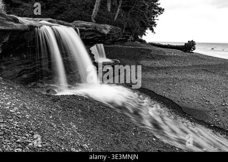 Wasserfall am Sandcut Beach - Jordan River Regional Park - in der Nähe von Sooke, Vancouver Island, British Columbia, Kanada [Schwarzweißbild] Stockfoto
