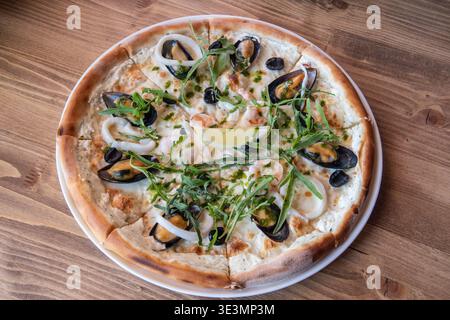 Pizza mit Meeresfrüchten, Garnelen und Muscheln. Stockfoto