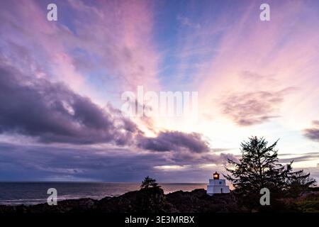 Magischer Sonnenuntergang im Amphitrite Point Lighthouse - Ucluelet, Vancouver Island, British Columbia, Kanada Stockfoto