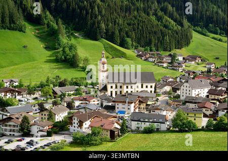 Neustift, Tirol, Österreich - 22. Mai 2018. Blick auf das Zentrum von Neustift im Stubaital in Tirol, Österreich, mit Bauwerken, Gewerbeobjekten Stockfoto